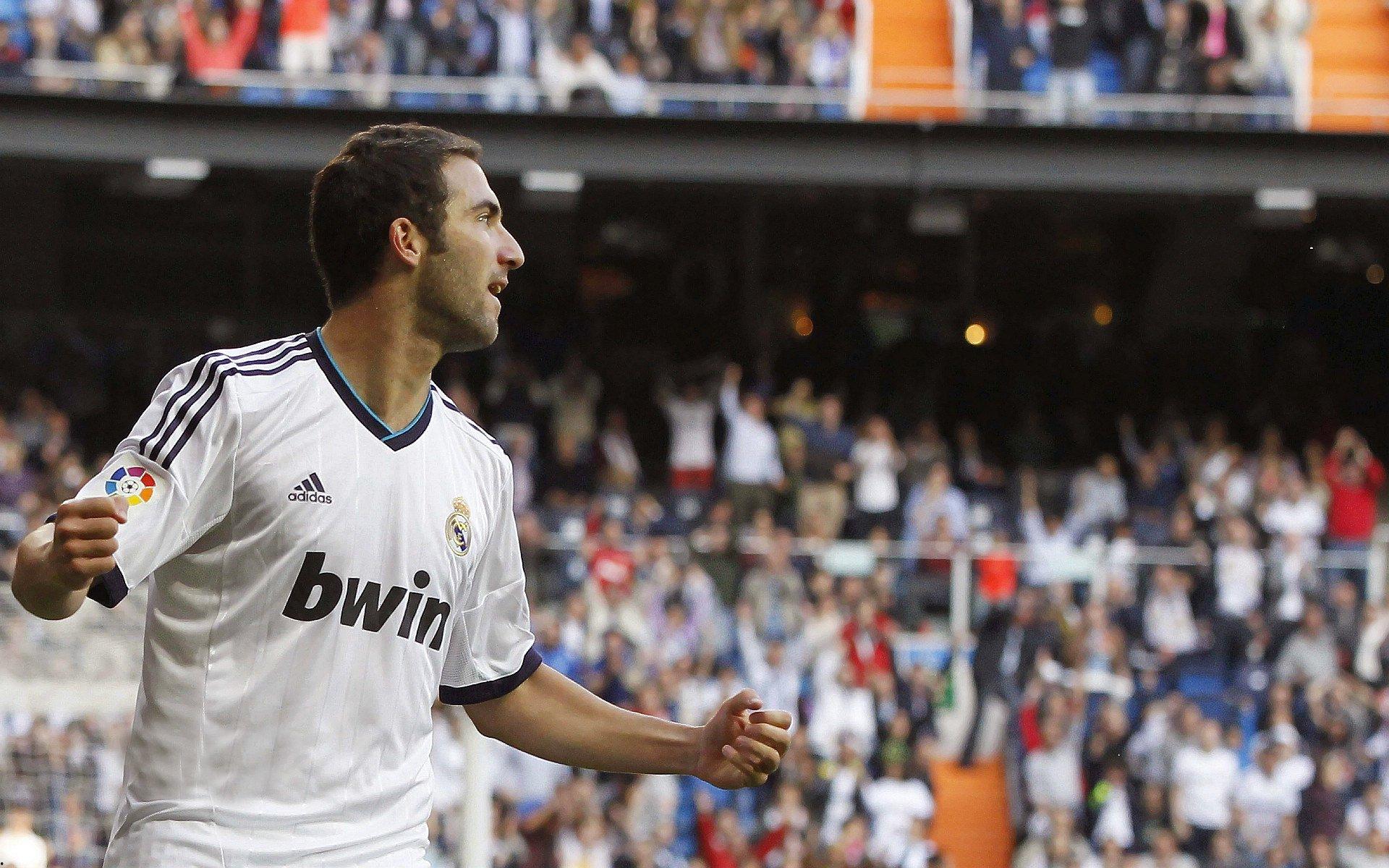 英超争冠悬念再起，维拉3比3利物浦，热刺仍有动力阻击曼城！